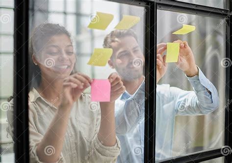 Business People Divided by Wall 的图像结果