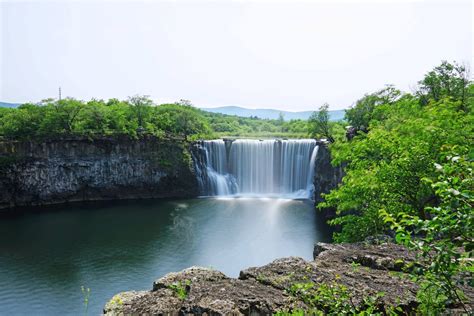 【携程攻略】宁安吊水楼瀑布景点,镜泊湖景色很美，但是一定要在7～8月份丰水期来玩，否则吊水楼瀑布没…
