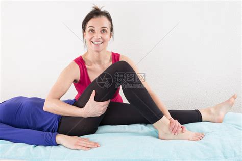 少妇的女理疗师训练腿高清图片下载-正版图片507252611-摄图网