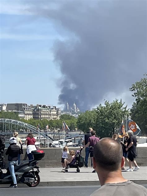 What’s happening???!!! : r/paris