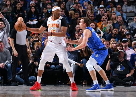 Dallas Mavericks pay tribute to Vince Carter during his final game at AAC