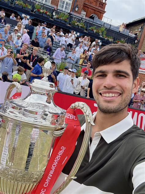 Alcaraz prolonga su momento dulce en Queen’s con su tercer título seguido