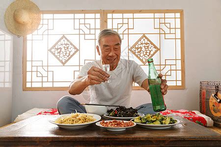 老年人坐在家里吃饭喝酒高清图片下载-正版图片507692173-摄图网