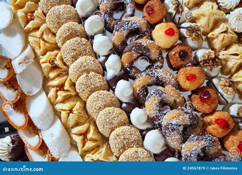 Mr Kipling 8 French Fancies | Muffins & Mini Bites | Iceland Foods