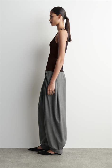 KNITTED SCOOP-NECK TANK TOP - BROWN | COS US