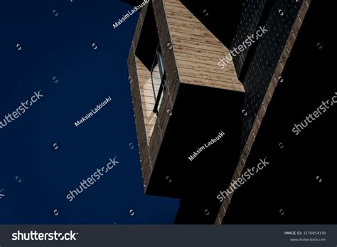 Futuristic Office Building 的图像结果