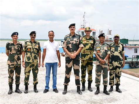 IG BSF South Bengal Frontier visits Indo-Bangladesh border in Malda ...