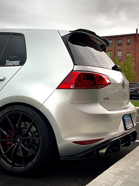 these cars deserve an onlyfans page for all these curves : GolfGTI