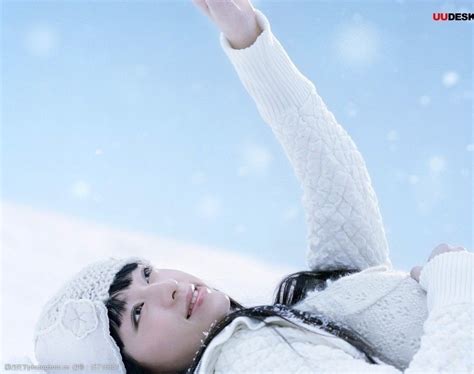 躺在雪里的女人图片图片-图行天下素材网