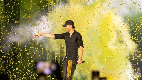 When A Fan Threw A Phone, Enrique Iglesias Clicked A Selfie! Pop Icon’s ...