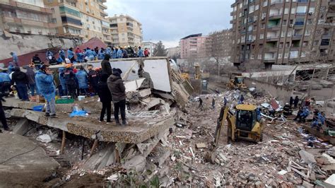 土耳其地震死亡人数上升至9，600人，难民在隆冬需要帐篷和食物