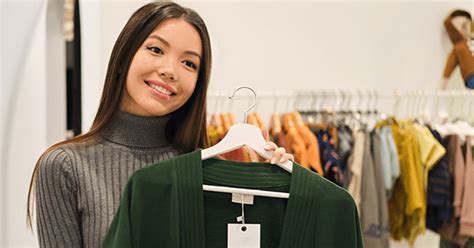 Retail Associate Definition 的图像结果