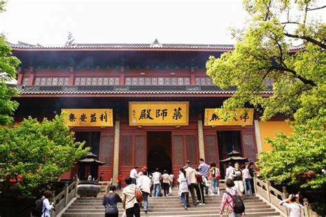 【携程攻略】杭州灵隐寺景点,灵隐寺大雄宝殿的地垫罩是每日更换的，细节做的真到位，这个寺庙和我…