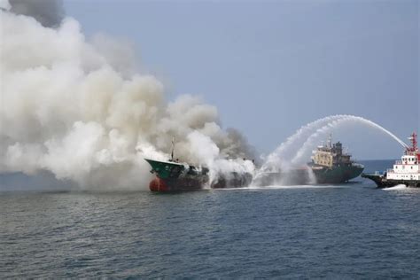 宜宾一艘渔政船只突发大火最新素材