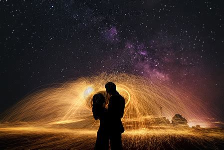 星空下拥吻的情侣高清图片下载-正版图片500667882-摄图网