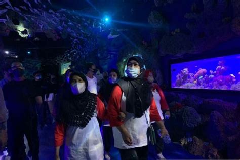 Alumni Akpol 2010 ajak lansia "healing" ke Jakarta Aquarium ...
