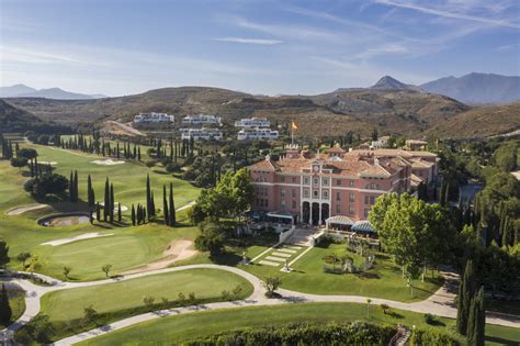 https://ilovegolf.be/wp-content/uploads/2021/06/Anantara-Villa-Padierna-Palace-Benahavis-Marbella-Resort-2.-Anantara_Marbella_Ext_MainBuilding_DroneFront_Day_1881-2-WEB.jpg