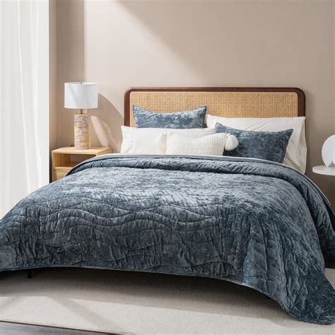 Amazon.com: EVERGRACE Luxury Velvet Quilt Queen Size, Ultra Soft Wave ...