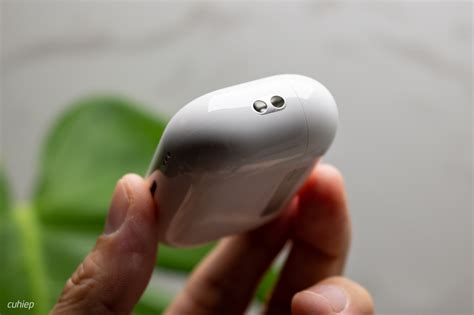 Trên tay AirPods Pro 2: có loa, có móc, có típ, Made in China