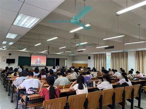 学校组织学生收看《同上一堂奥运思政大课》-广东外语外贸大学新闻中心