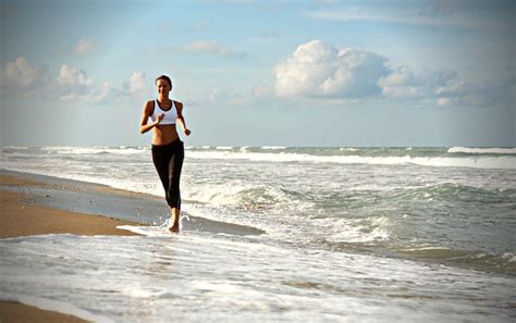 Running at the Beach 的图像结果