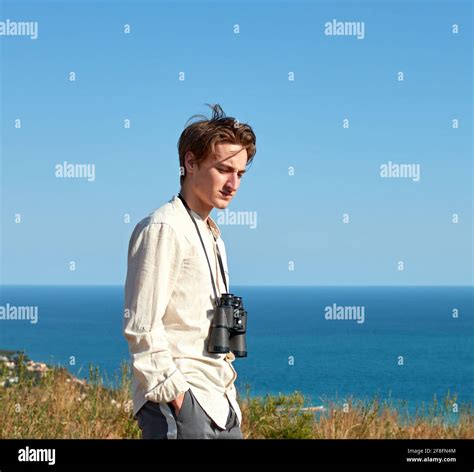 Cliff binoculars horizon hi-res stock photography and images - Alamy