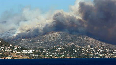 Greece Wildfires Force Thousands to Flee - The New York Times