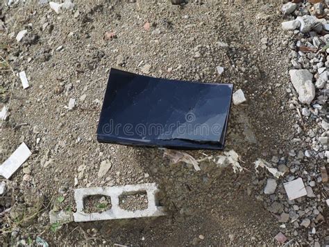 Broken Computer Monitor Floor 的图像结果