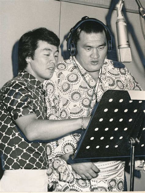 78年、レコーディングスタジオで五木ひろし（左）と歌う輪島さん ― スポニチ Sponichi Annex 芸能