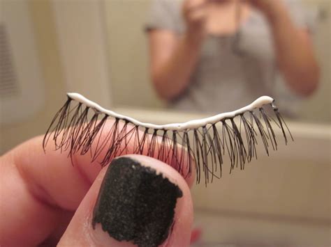 How to Apply False Eyelashes 的图像结果