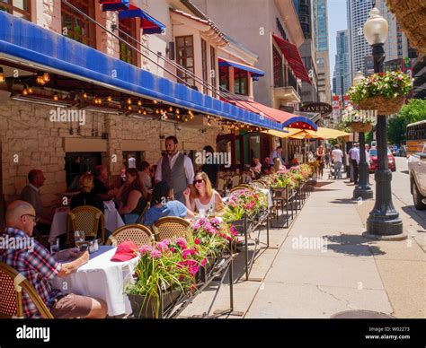 Sidewalk café, Carmine's Restaurant, Chicago, Illinois Stock Photo - Alamy