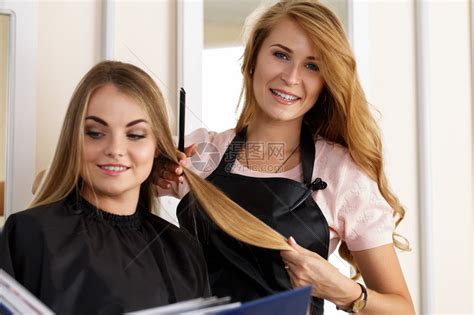 美丽的金发女理发师手里拿着一缕头发高清图片下载-正版图片502593898-摄图网