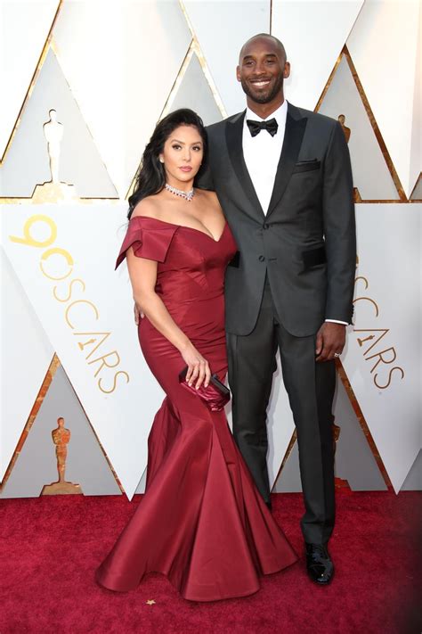 组图：科比携妻子亮相奥斯卡红毯 西装尽显帅气