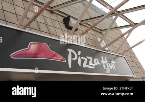 Subway Restaurant Sign 的图像结果