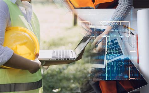 ingénieur en construction travaillant au plan directeur pour construire ...