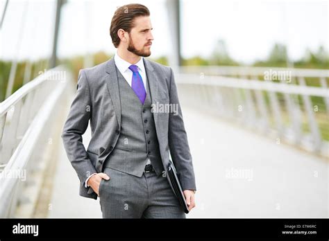 Businessman Walking 的图像结果