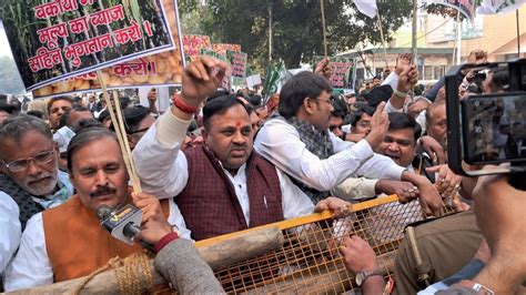 योगी सरकार के खिलाफ RLD का सड़क पर हल्ला बोल, गन्ने और आलू के रेट को ...