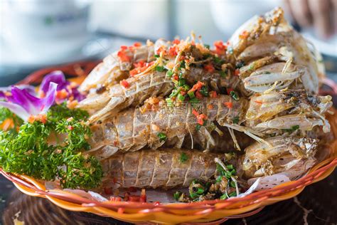 在三亚，如何能吃到地道又便宜的海鲜？
