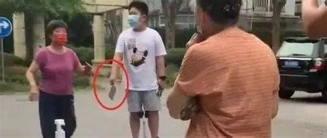 上海核酸现场10岁男孩手持菜刀要砍人：比起行凶者，我更害怕「递刀人」_孩子_路人_家长
