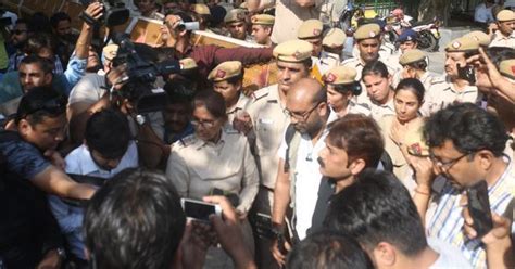 Delhi JNU march: Journalists protest outside Delhi Police headquarters ...