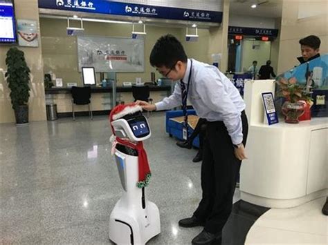 惠州银行机器人上岗 卖萌工作样样行
