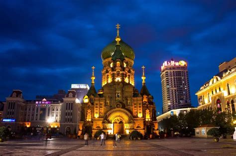 【携程攻略】哈尔滨中央大街景点,中央大街就是步行街。。看看俄罗斯建筑风格还是不错的选择
