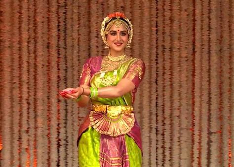 Mukesh Ambani Choti Bahu Radhika Merchant Impresses With Her ...