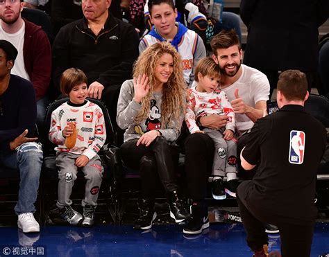 夏奇拉观战NBA与老公甜蜜私语 亲昵搂小儿子“冷落”大儿子|夏奇拉|皮克|私语_新浪新闻