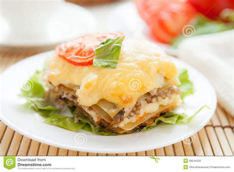 Pezzo Di Lasagne Al Forno Di Verdure Su Una Zolla Bianca  