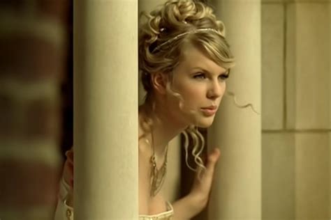 Taylor Swift Previews New Version of 'Love Story'