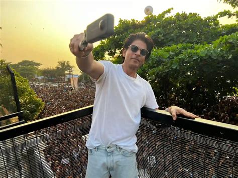 Shahrukh Khan : షారుఖ్ పుట్టిన రోజు.. షారుఖ్ ఇంటివద్దకు లక్షలాది మంది ...
