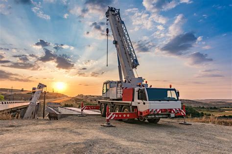 Four Advantages of Mobile Cranes | Emerson Cranes