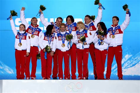 Download wallpaper flowers, victory, bouquet, figure skating, skaters ...