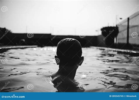 Swimming Black and White 的图像结果